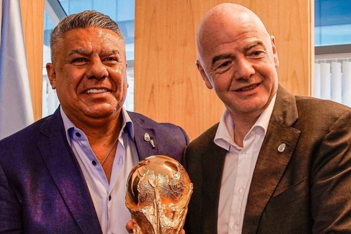Vídeo: Presidente da FIFA gera polêmica ao comemorar classificação da Argentina com presidente da AFA
