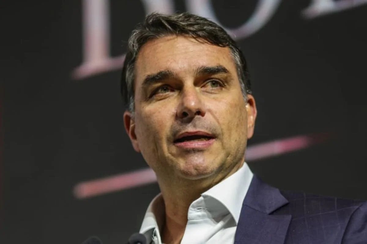 Flávio Bolsonaro diz que derrota do Brasil na Copa do Mundo tem ligação com o PT