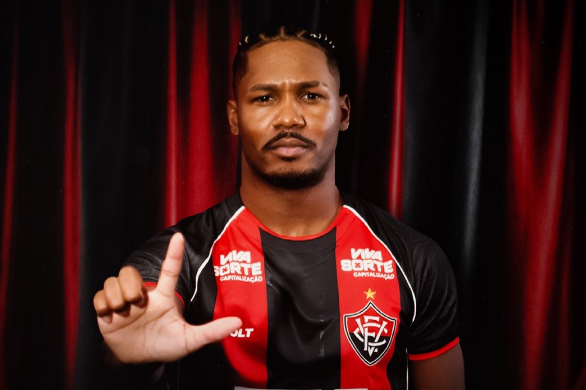 Vitória acerta contratação do lateral Fabiano Souza para sequência da temporada