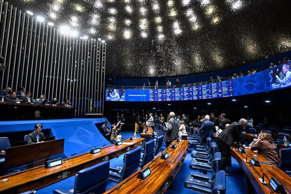 Senado vota projeto que aumenta penas para violência sexual digital contra crianças