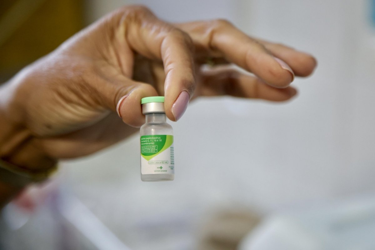 Jovens de 15 a 19 anos têm até dezembro para tomar vacina contra o HPV