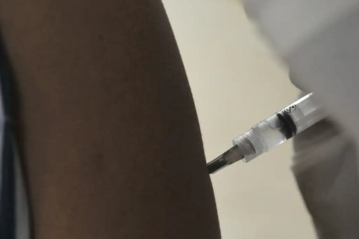 Investigação vai decidir como vacina da dengue poderá ser utilizada de forma segura, diz Padilha