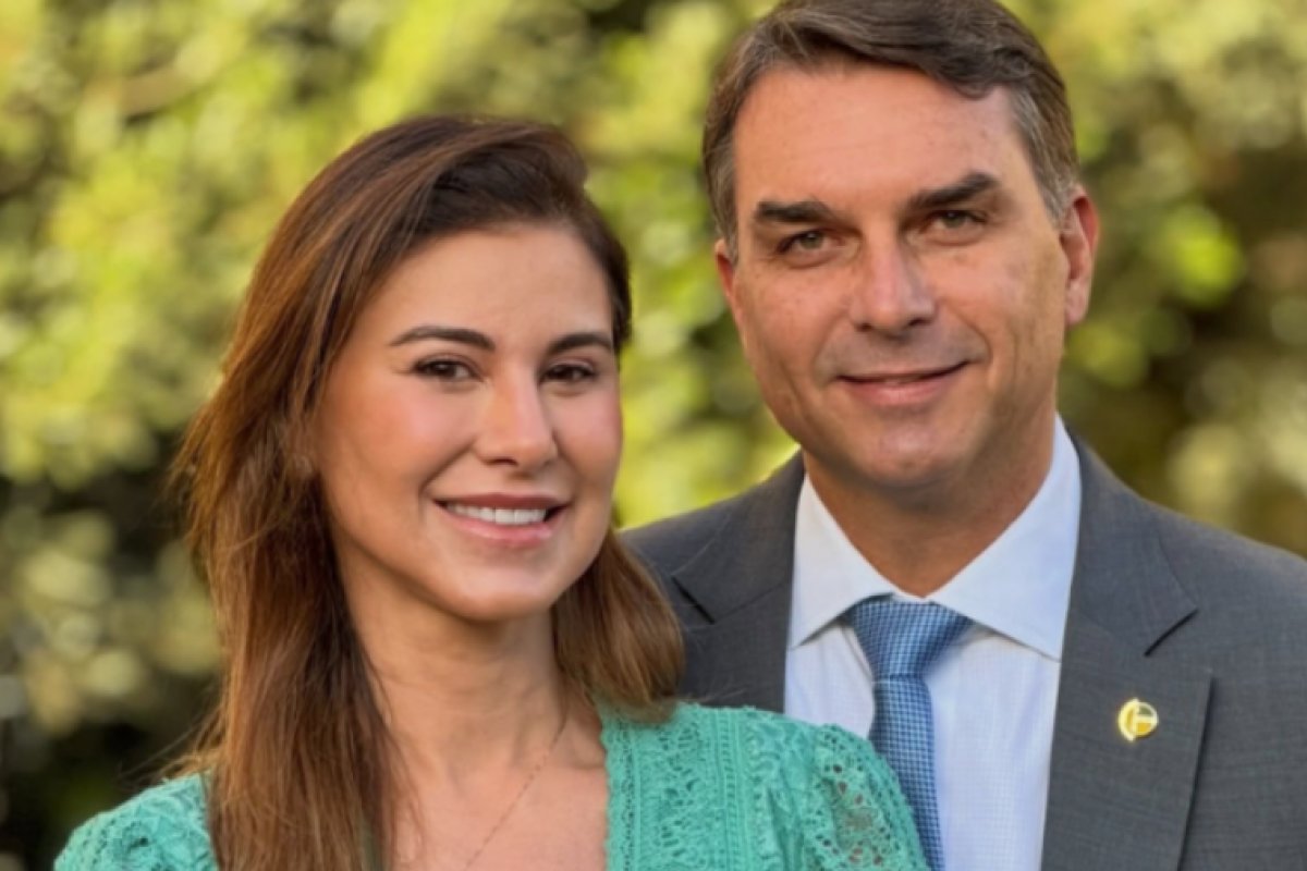 Equipe de Flávio Bolsonaro prepara esposa para reforçar campanha em gesto a mulheres
