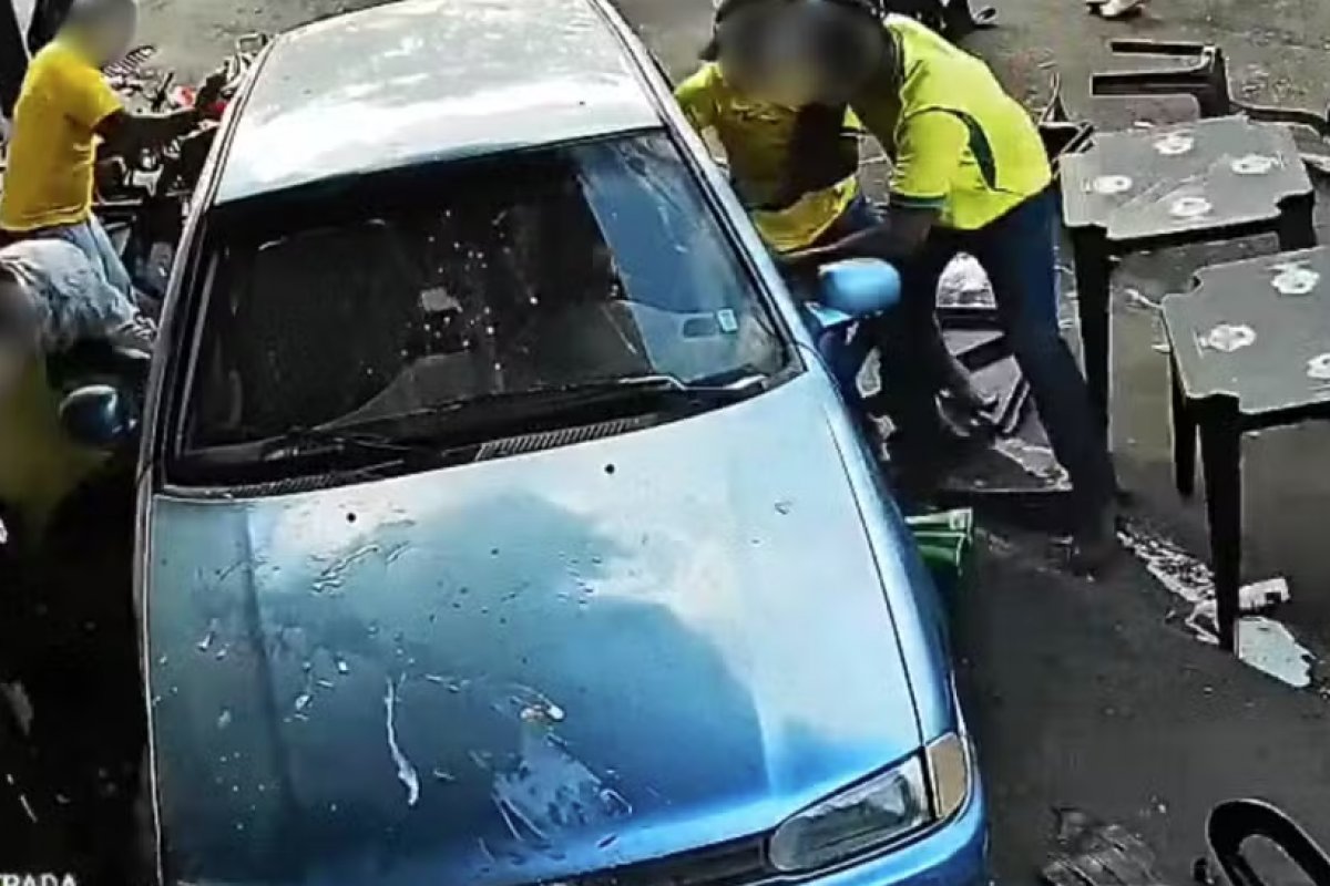 Vídeo: adolescente atropela torcedores em bar e deixa 4 feridos em MG