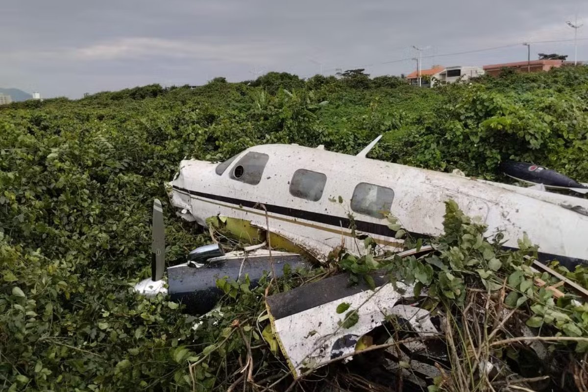 Vídeo: avião bimotor cai em praia de Santa Catarina; dois ficam feridos