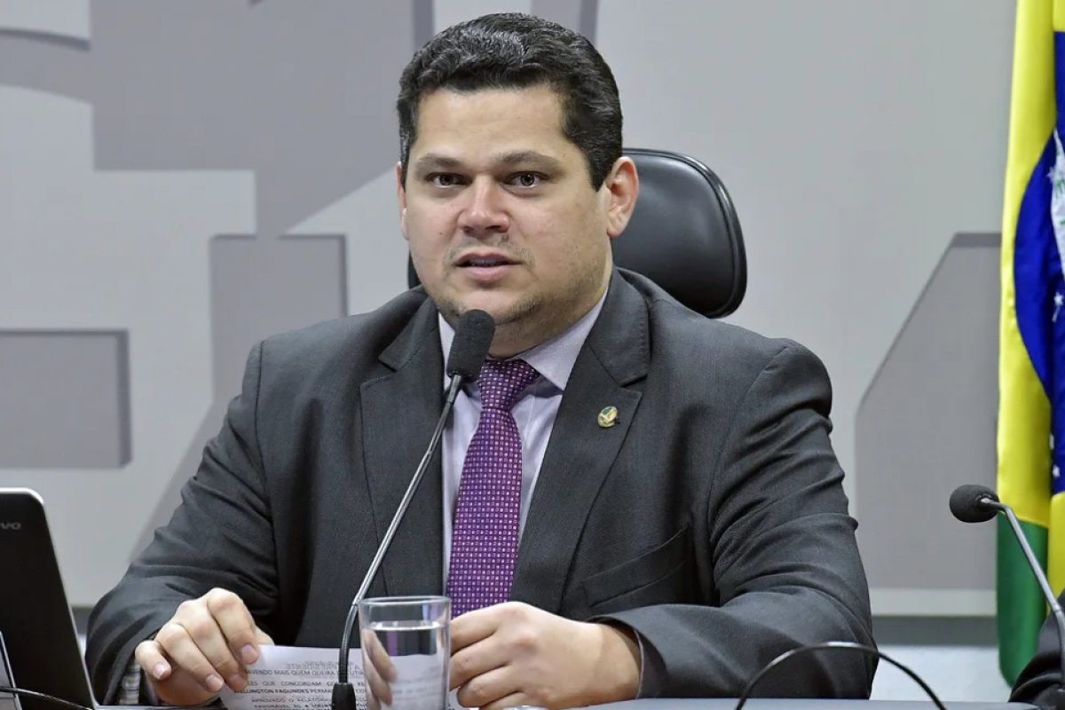 Alcolumbre reage a fala de líder do PT e diz que ameaças não vão interferir na tramitação da PEC da jornada