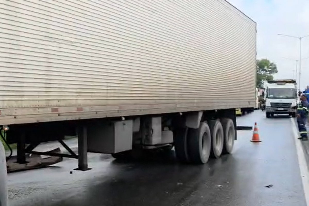 BR-324 tem trecho interditado após acidente com carreta