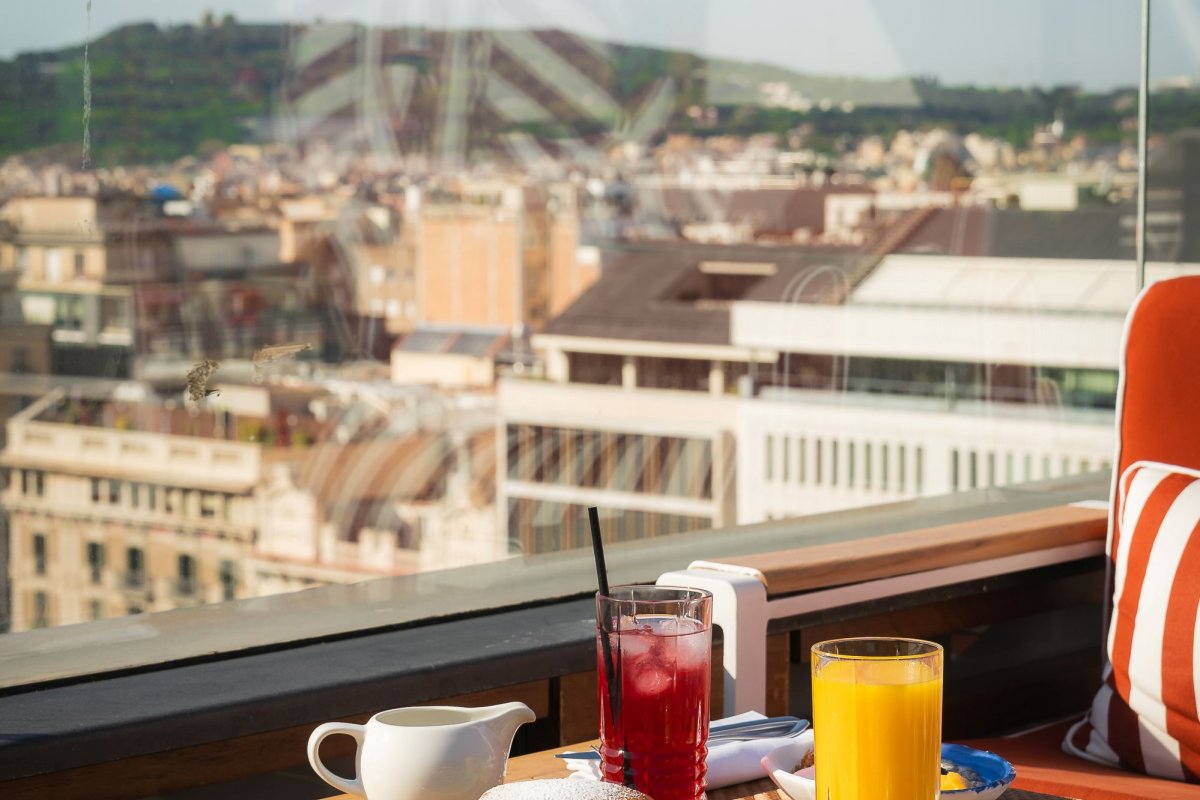 Rooftop do Majestic Hotel & Spa Barcelona passa a servir café da manhã com vista panorâmica da cidade para hóspedes e visitantes! 