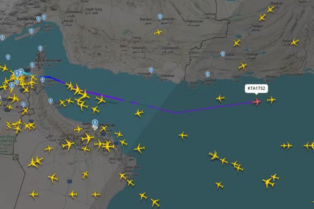 Avião com cinco pessoas desaparece no Paquistão