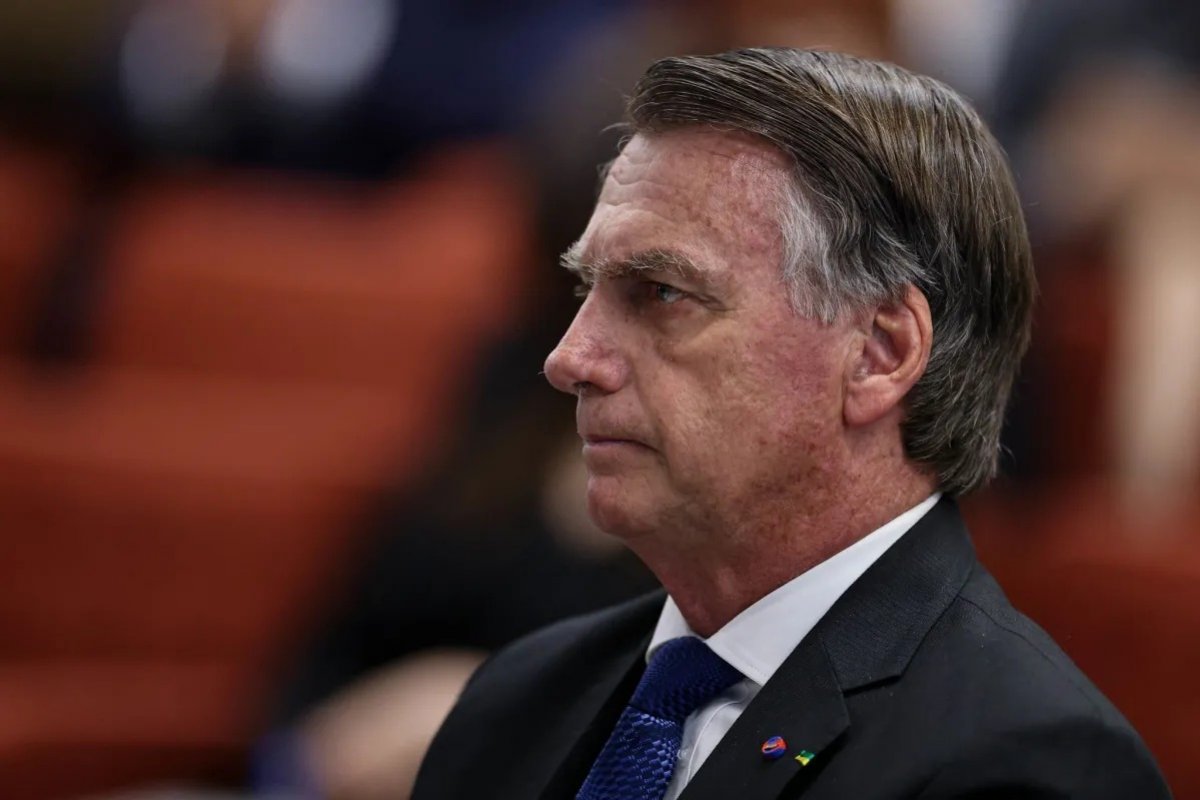 Defesa de Bolsonaro afirma que arma "sumida" foi entregue à Polícia Civil