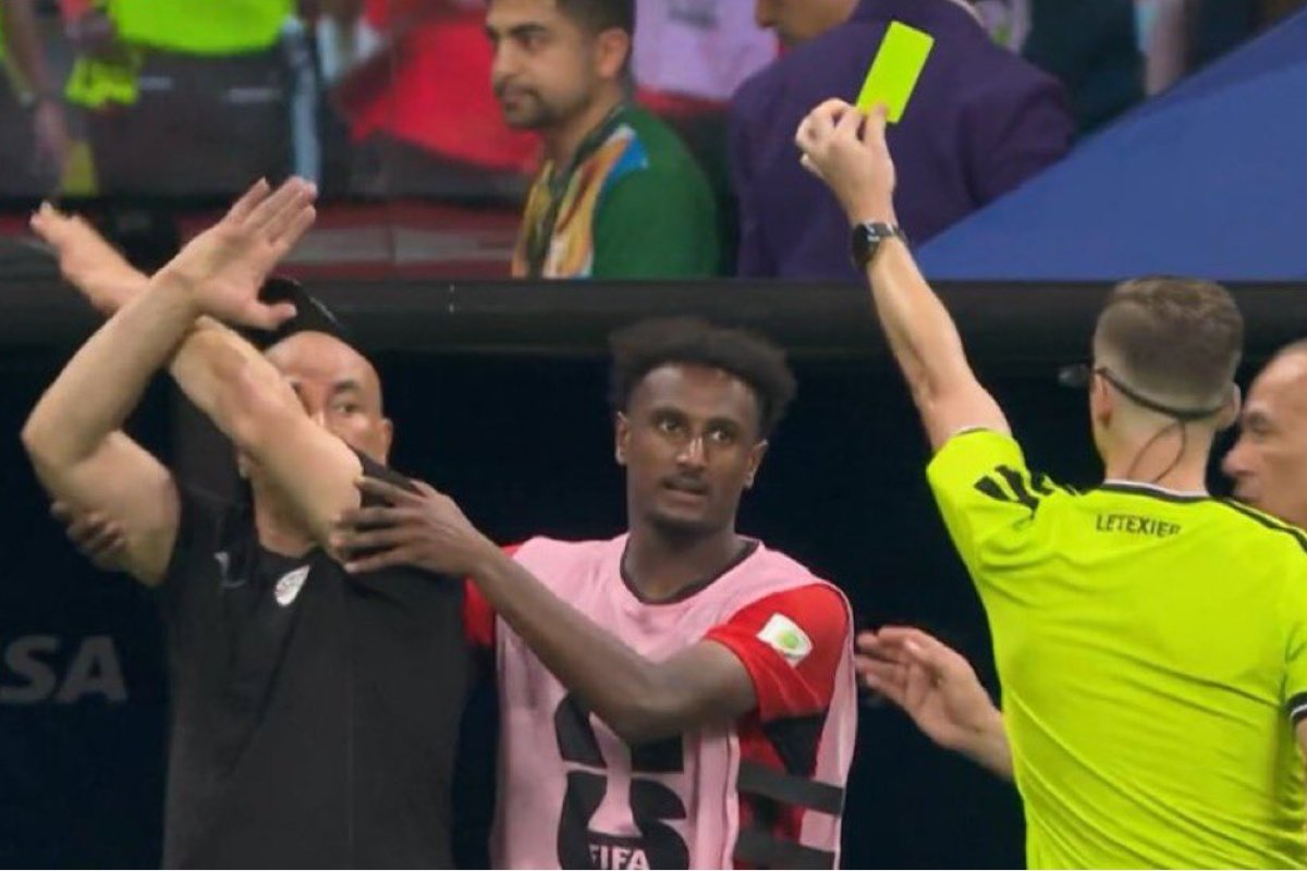 Vídeo: treinador do Egito denuncia arbitragem à Fifa após eliminação para Argentina: "o futebol tem algo além do campo"