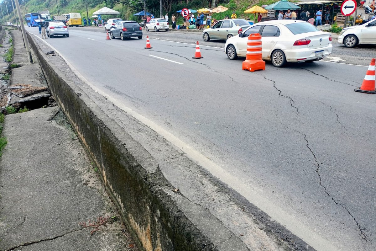 Vídeo: trechos da BR-324 são interditados após afundamento de pista e acidente com carreta na BA
