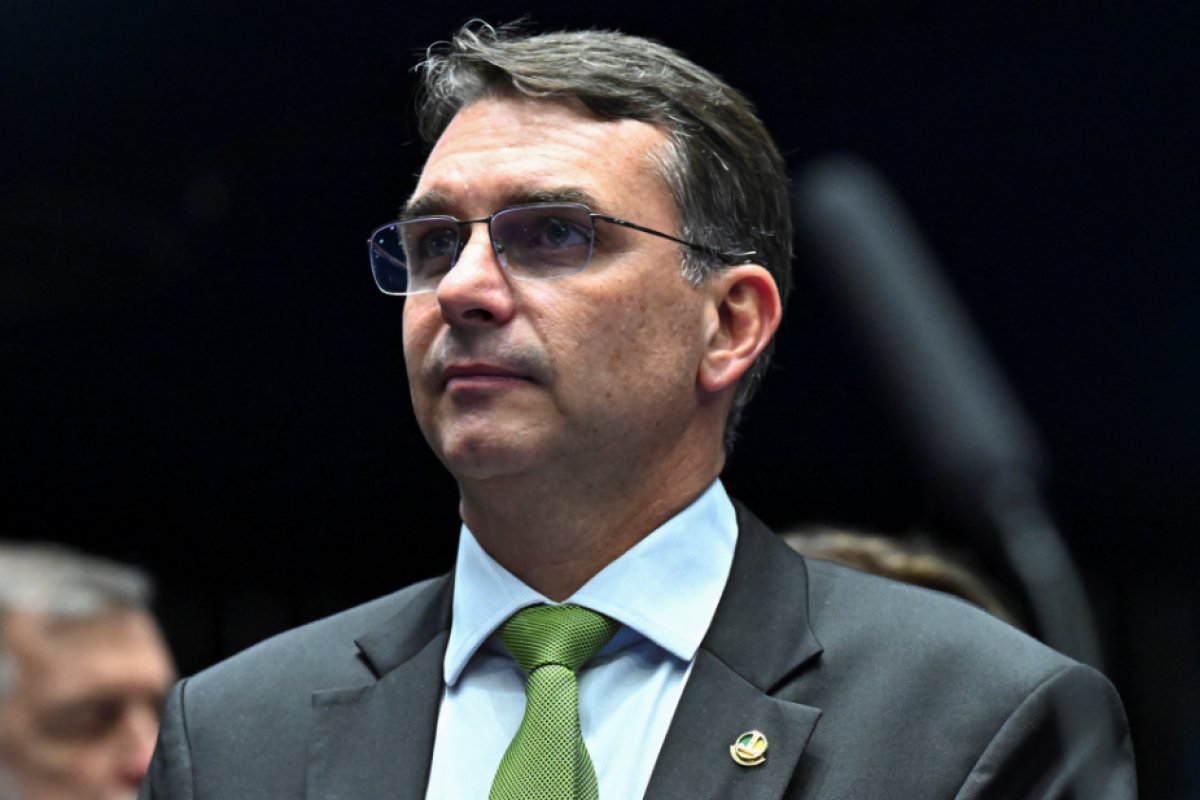 Vídeo: Flávio Bolsonaro diz que busca na casa do pai foi tentativa de criar “cortina de fumaça”
