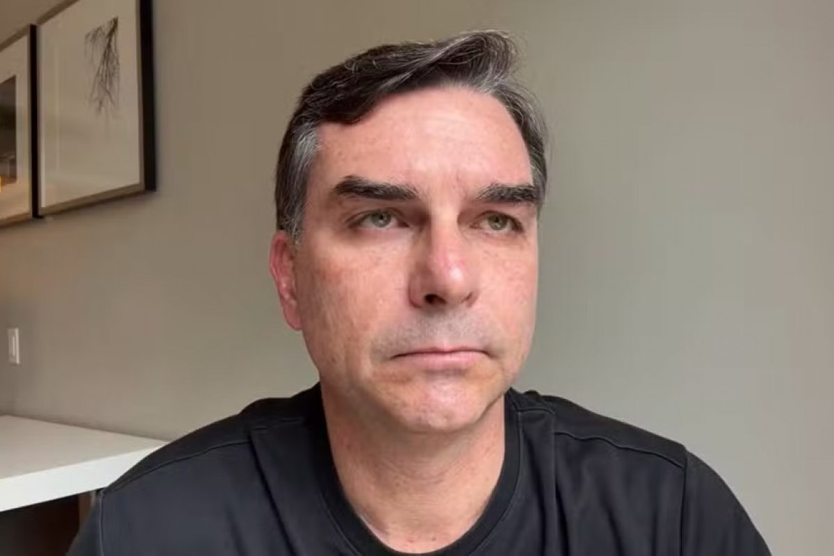 Vídeo: Flávio Bolsonaro chama Lula de "lambe-botas da China" e mira acordo comercial com Trump