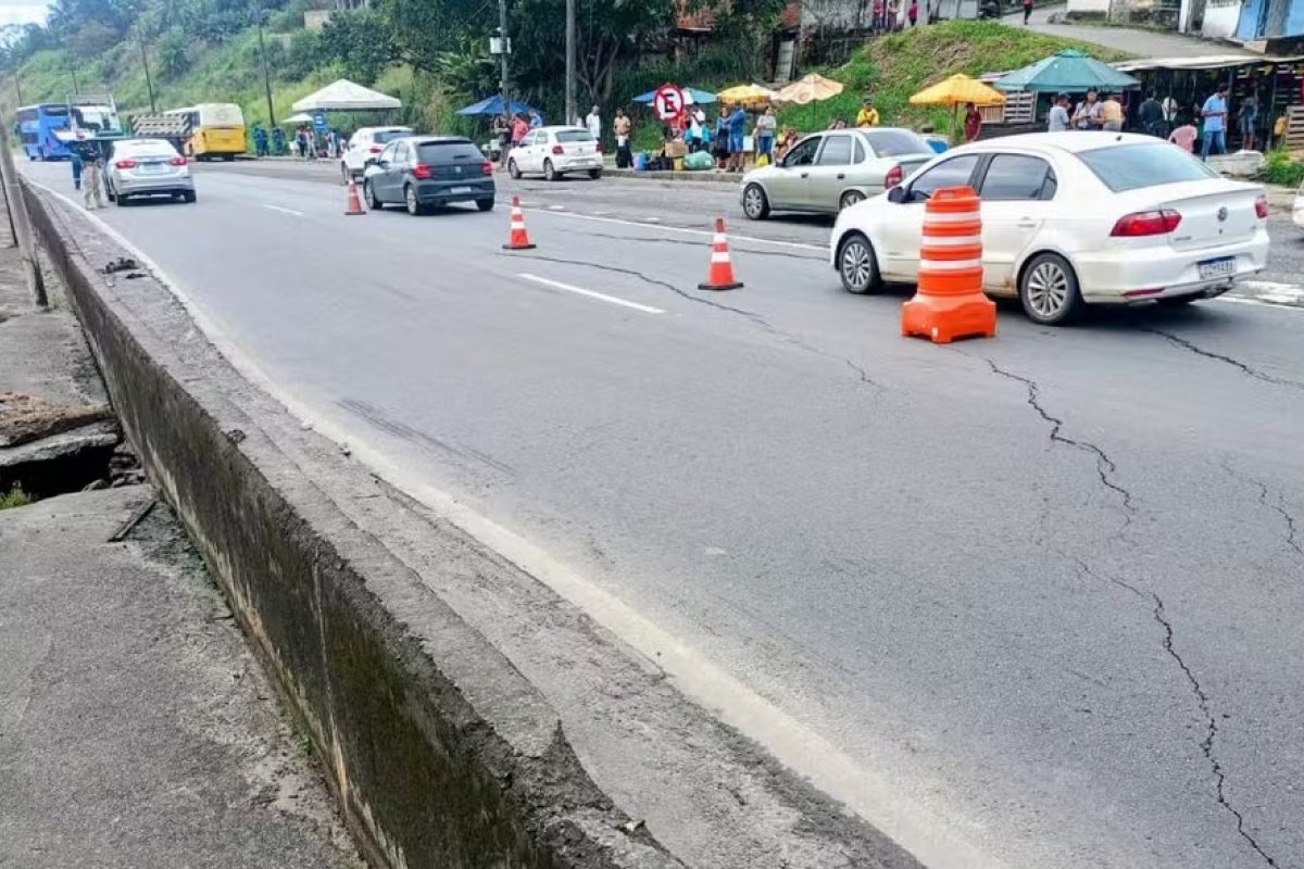Após 24h interditado, trecho da BR-324 sentido Feira de Santana é liberado