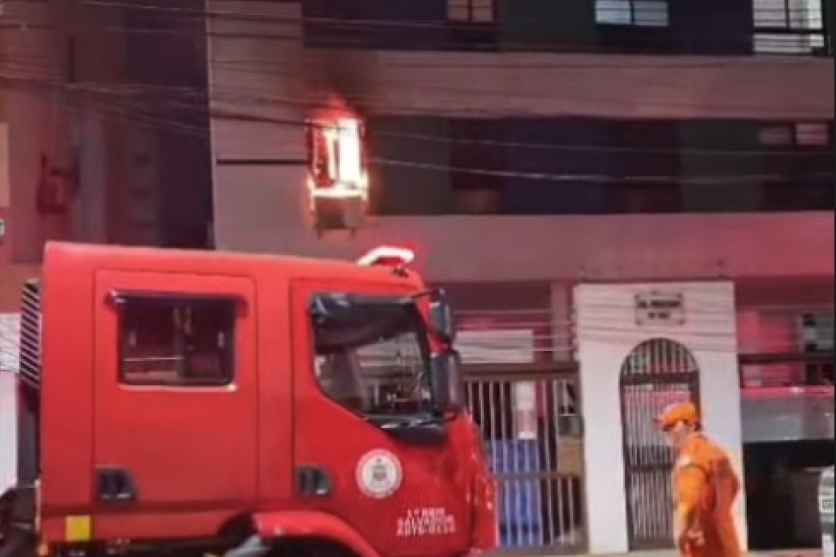 Vídeo: Incêndio atinge apartamento no Costa Azul, em Salvador