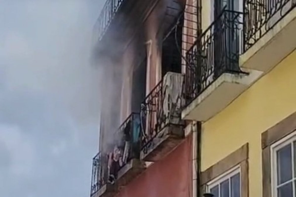 Incêndio atinge imóvel no Centro Histórico na manhã desta quinta-feira (9) 