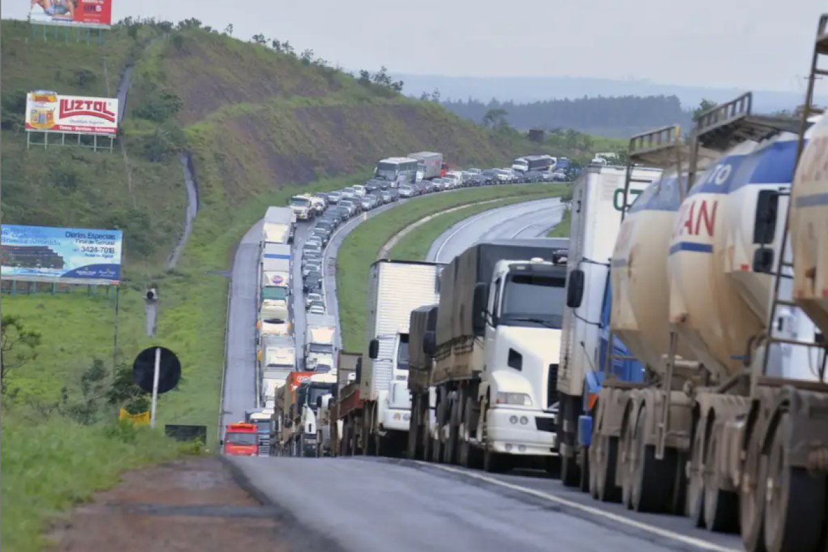 Caminhoneiros ameaçam greve nacional se Senado não votar MP do piso do frete