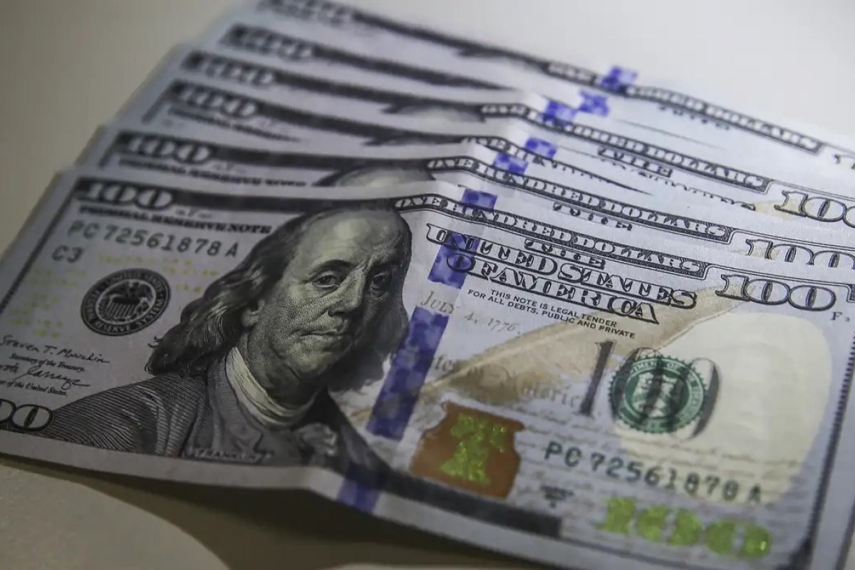 Dólar cai ao menor nível em três semanas; bolsa sobe 1,22%