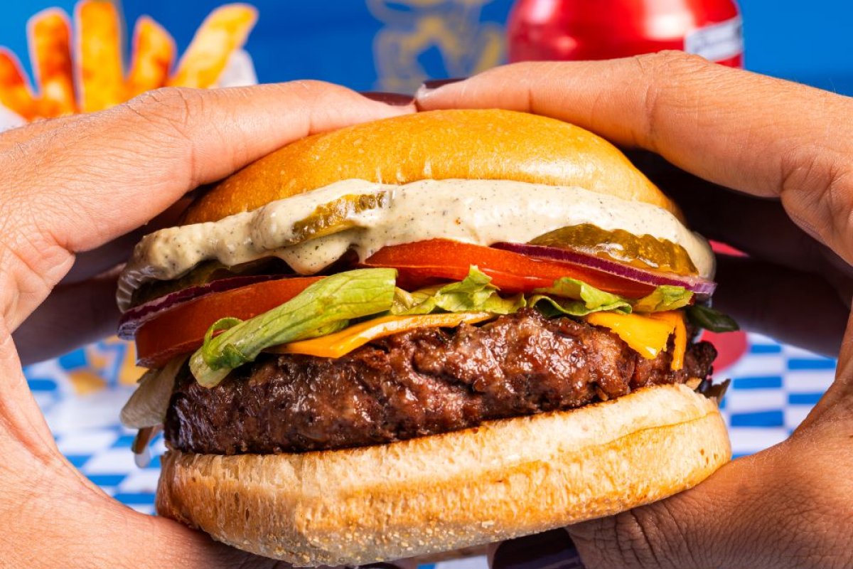 Zevo Burger chega a capital baiana com proposta de resgatar a tradição das hamburguerias clássicas!