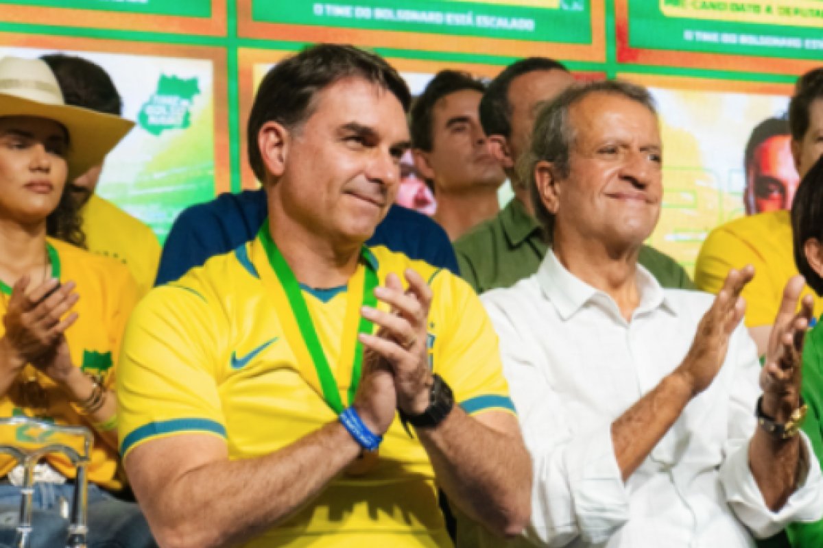 Flávio Bolsonaro defende Valdemar após bloqueio de bens e fala em perseguição política