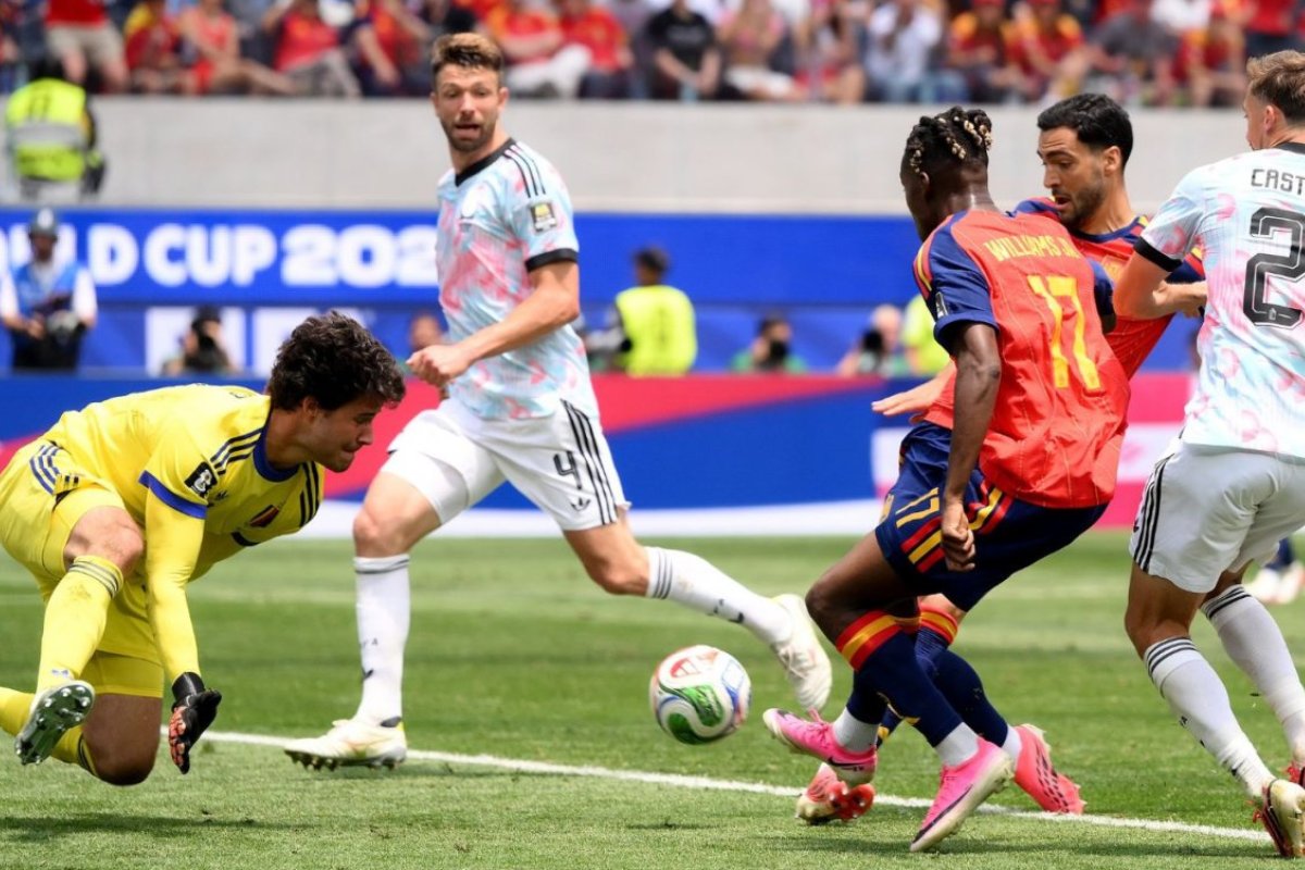 Espanha sofre o 1º gol na Copa, mas classifica para a semifinal ao balançar as redes nos minutos finais
