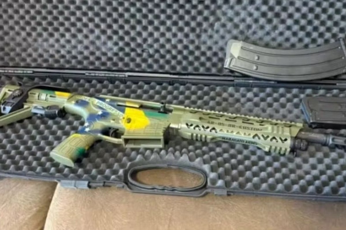 Arma em nome de Bolsonaro apreendida no RS é customizada com a bandeira do Brasil