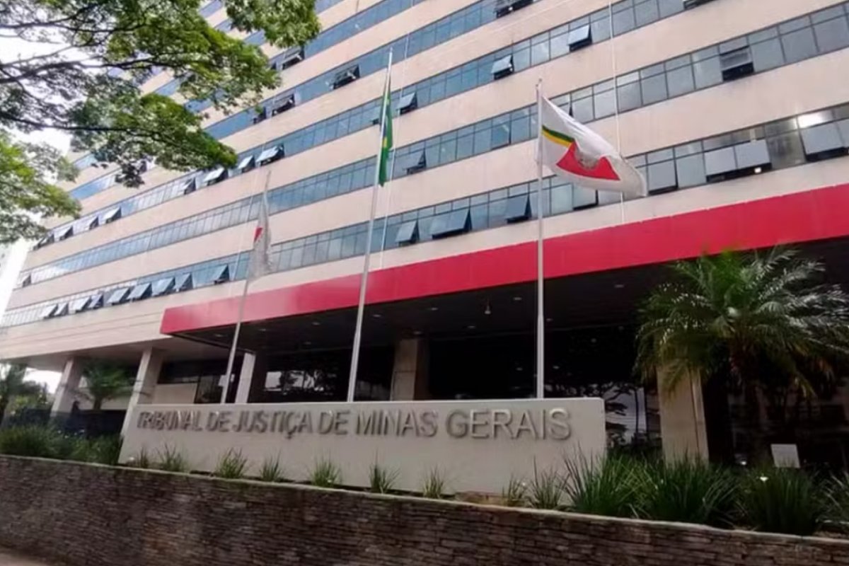 Quase 100 servidores do TJMG receberam acima do teto salarial em junho, aponta levantamento