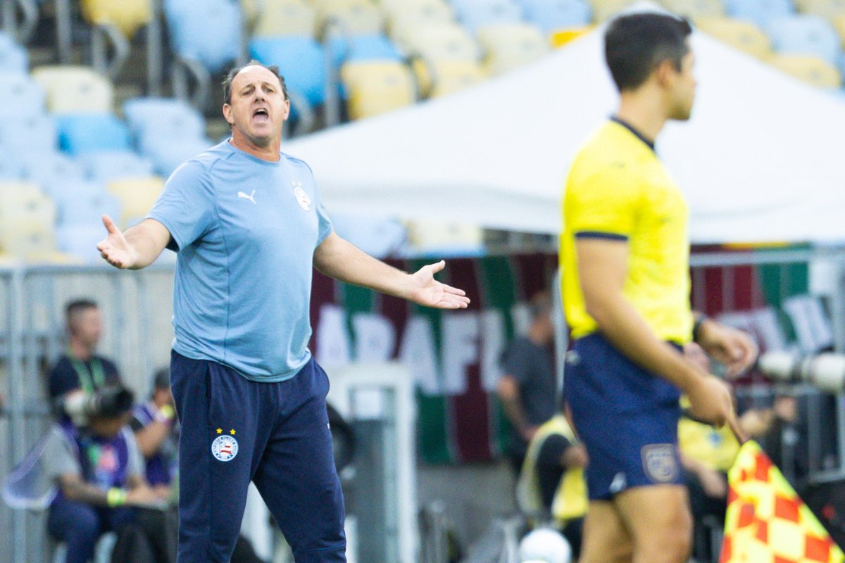 Vídeo: Rogério Ceni detona arbitragem após amistoso do Bahia: "Você vem aqui para ser otário"