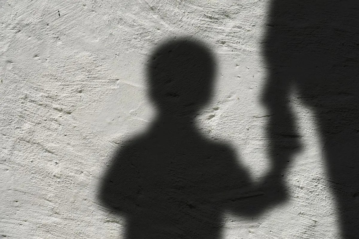 Homem é preso acusado de abusar de crianças no interior da Bahia; suspeito atraia vítimas oferecendo doces e brinquedos 