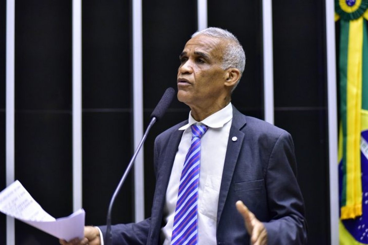 Vídeo: Pastor Isidório é abordado em ação para reivindicar votação da escala 5x2
