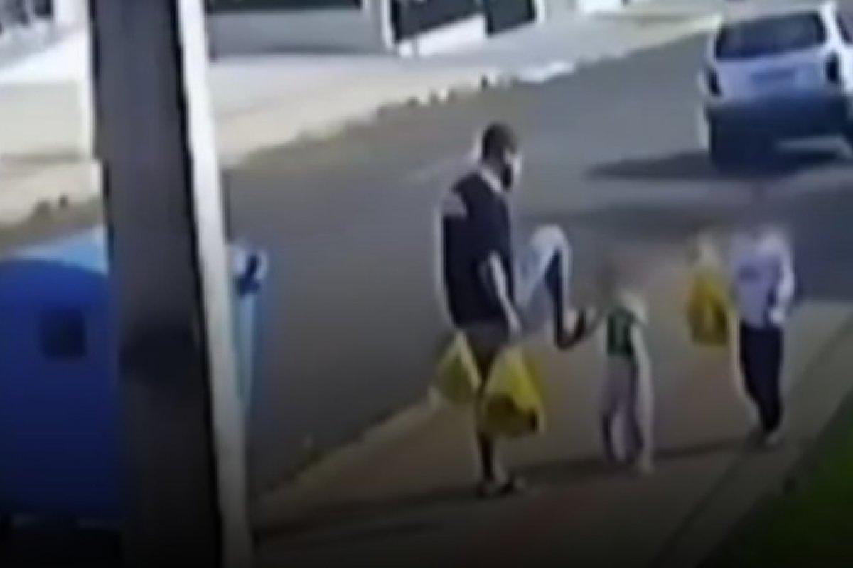 Pai que chutou a filha de 3 anos usava pedaço de madeira para torturar a menina e o enteado de 5 anos
