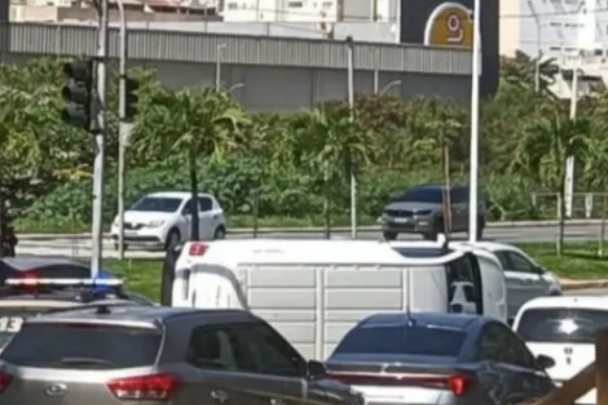 Vídeo: Van capota e interdita trecho da Avenida Magalhães Neto