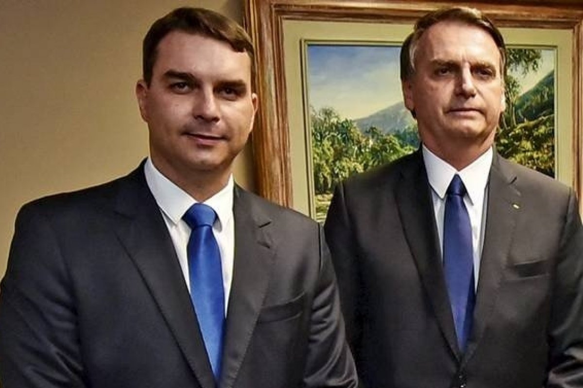Defesa de Bolsonaro atuará como intermediária entre ex-presidente e Flávio durante campanha eleitoral