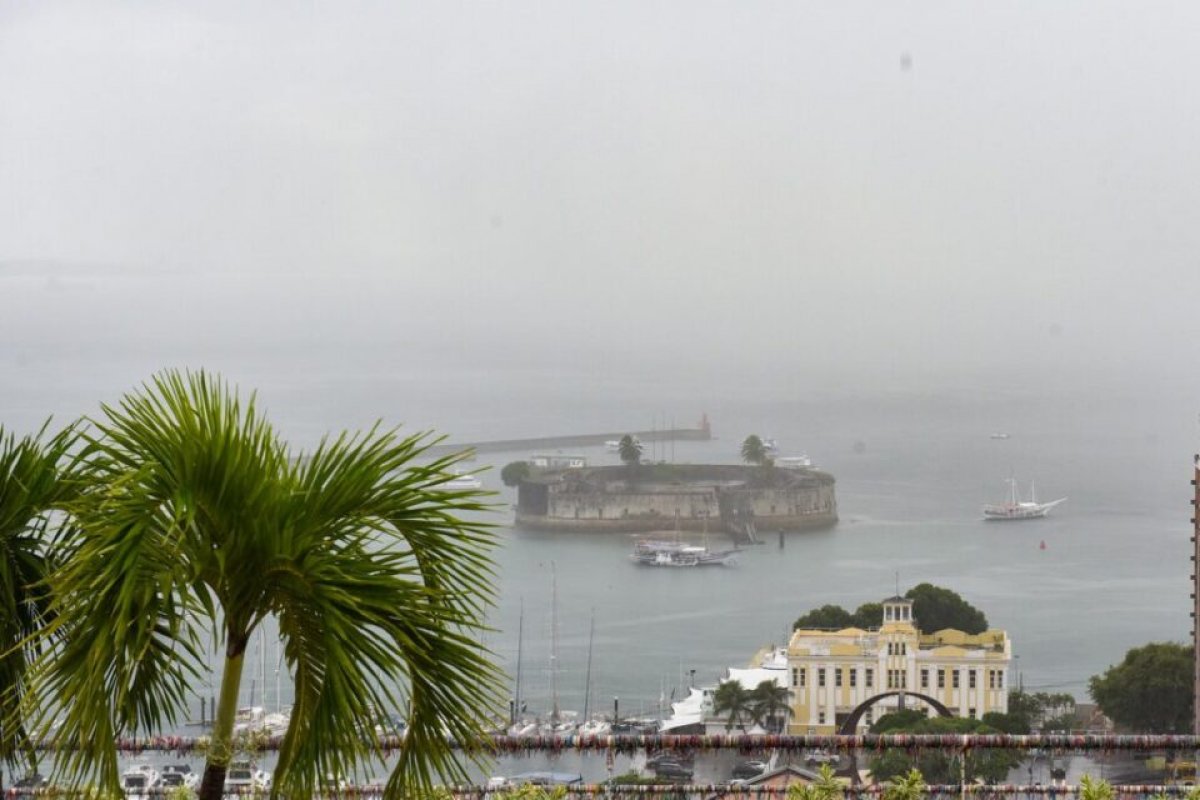 Frente fria chega a Salvador e aumenta chances de chuva até 95%, diz Codesal