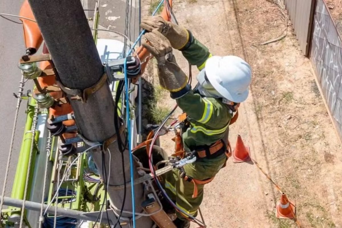 Mais de 640 toneladas de cabos irregulares de telefonia e internet na Bahia são retirados no 1º semestre