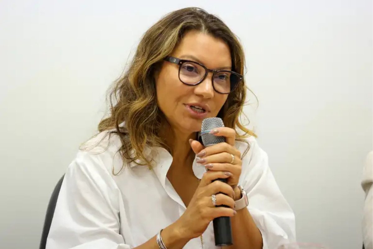 Janja presta solidariedade à Michelle Bolsonaro e Damares Alves após ataques misóginos 