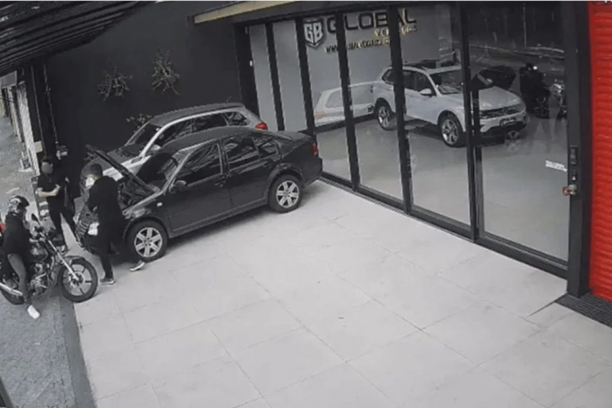 Vídeo: Um homem morre e outro fica ferido após serem baleados por policial durante "assalto de brincadeira"