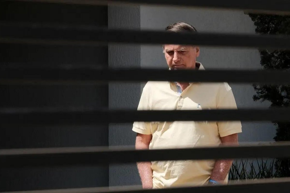 Moraes autoriza manutenção mensal no elevador da casa de Bolsonaro