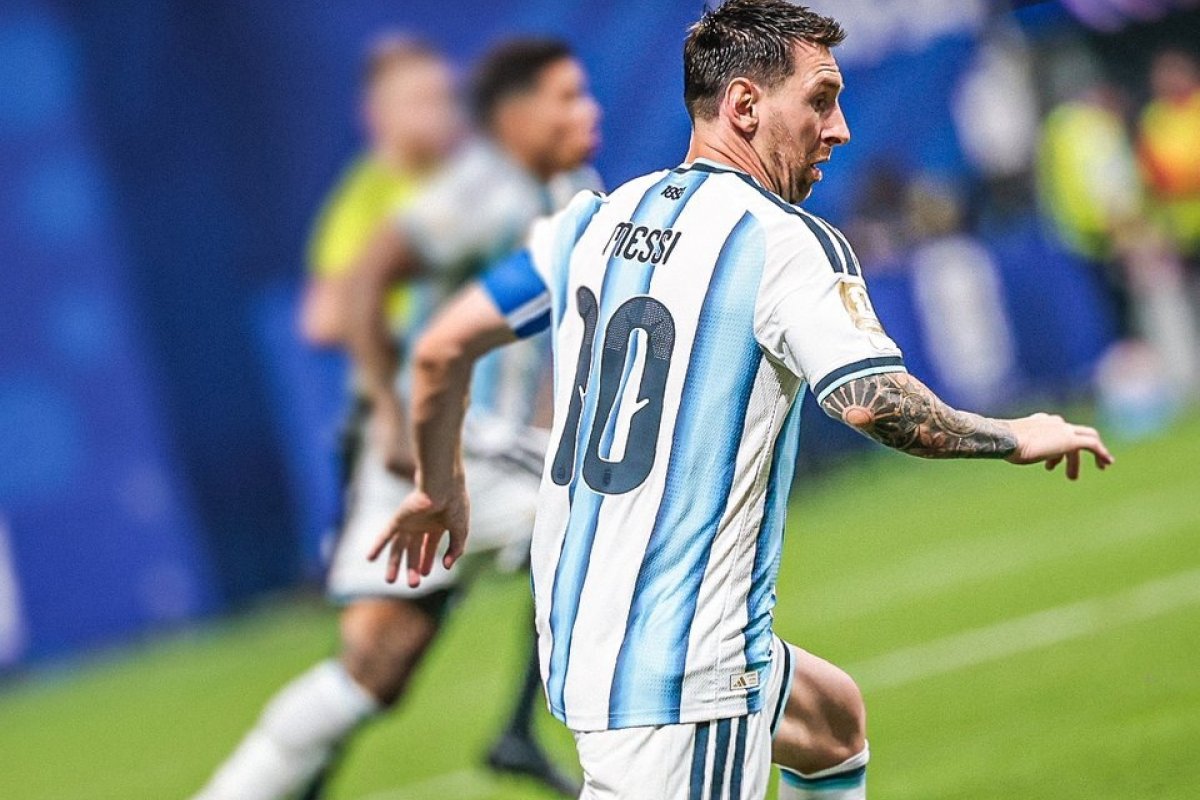 Messi estreia contra a Inglaterra; relembre os primeiros jogos dele contra os campeões mundiais