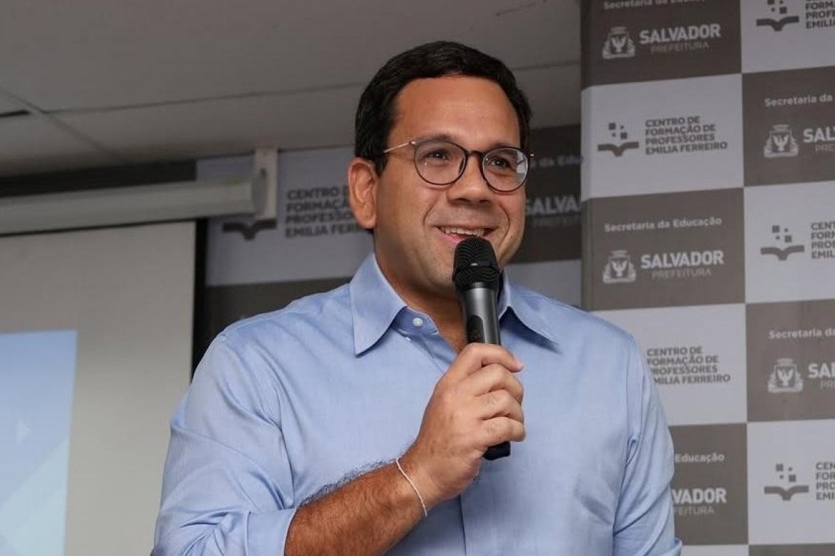 Secretário de Educação de Salvador recebe duras críticas na Internet ao justificar fechamento de escola