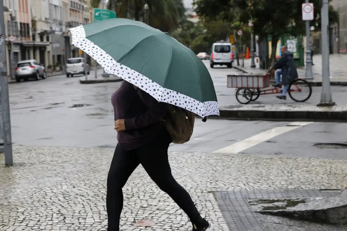 Chuva intensas e ventos fortes atingem Salvador nesta quarta-feira