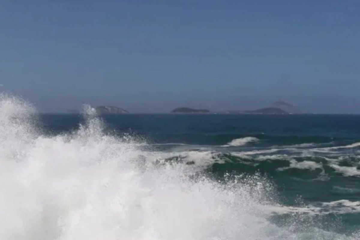 Marinha emite alerta para ressaca com ondas de até 2,5 metros entre litoral de Salvador e Maceió