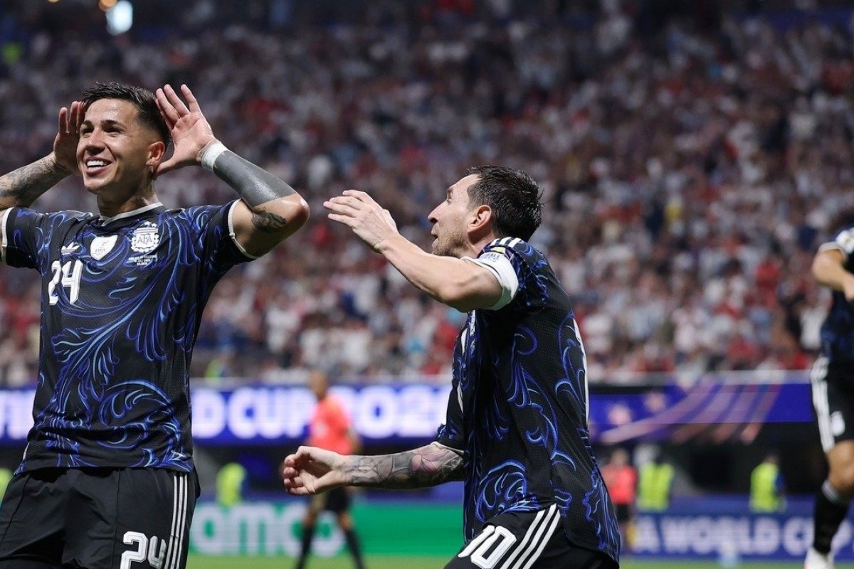 Com nova virada, Argentina vence a Inglaterra e busca o 2º título mundial seguido