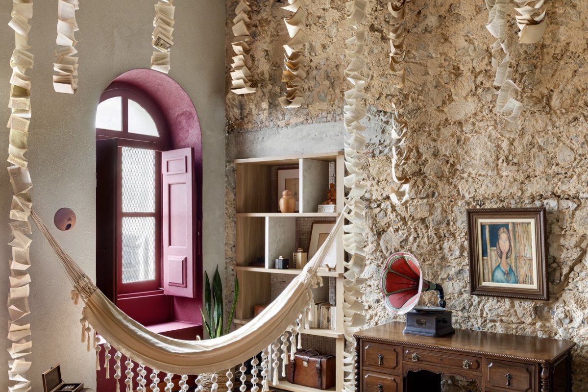 Na Casa Cor Bahia, ambiente ENTRE PAUSAS transforma livros, arte e memória em experiência imersiva! 