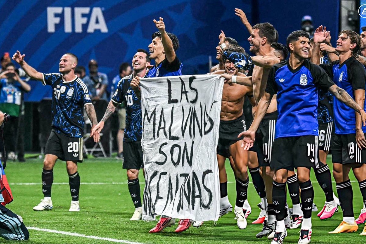 Vídeo: Faixa sobre as Malvinas exibida por argentinos pode levar seleção à mira da Fifa antes da final
