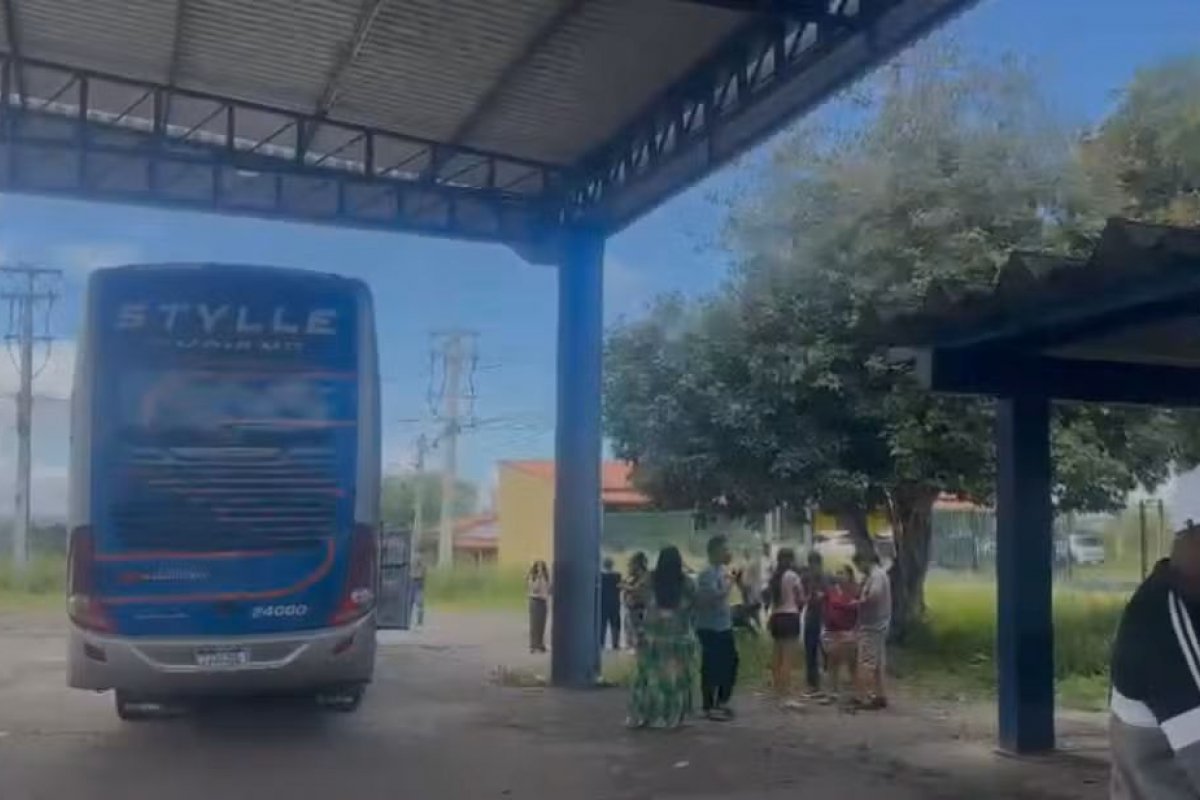 Motorista de ônibus foge e abandona mais de 40 passageiros após abordagem da PRF