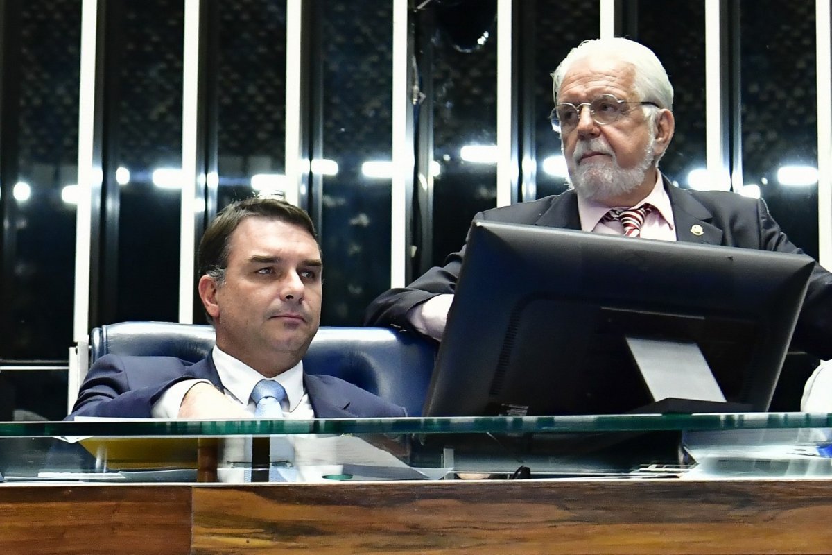 Vídeo: Jaques Wagner chama Flávio Bolsonaro de "vergonha nacional" após tarifaço