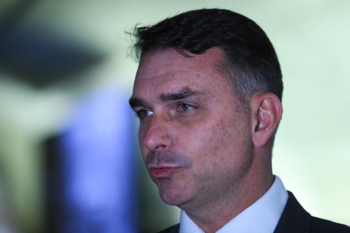 Flávio Bolsonaro está desesperado com caso Master e age como lobista dos EUA, diz ministro de Lula