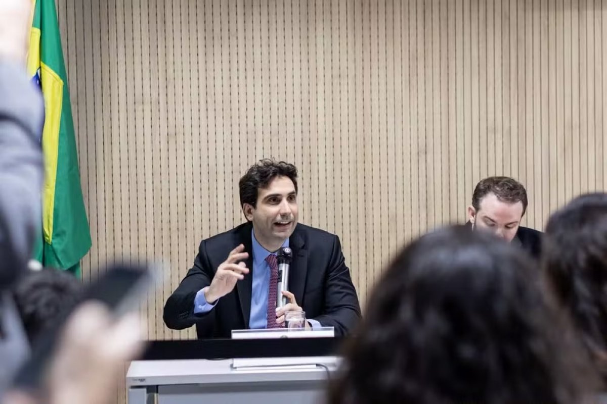 Após tarifaço, presidente do Banco Central defende PIX: "Gratuito, seguro, instantâneo"
